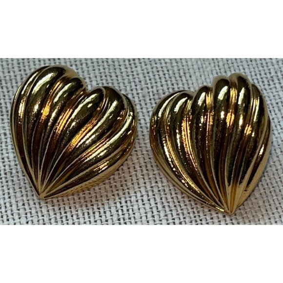 Vintage Heart Earrings Pinup Gift Classic 80s Gold Tone Avon 1" Heavy Valentines - Picture 12 of 12